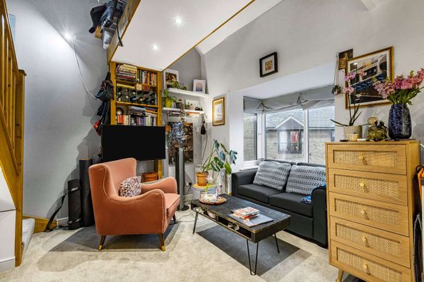 One bedroom mezzanine apartment with off street parking and communal gardens. - Photo 1