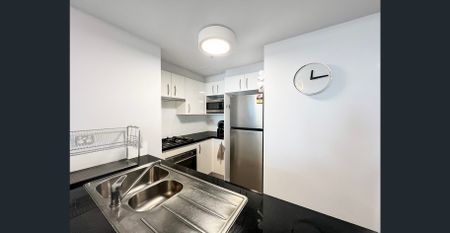 Fully furnished stunning one bedroom apartment with the city view! - Photo 3