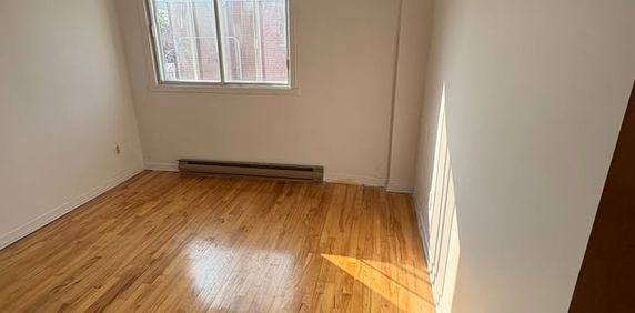 4 1/2 Lumineux Avec Grande Terrasse - Photo 2