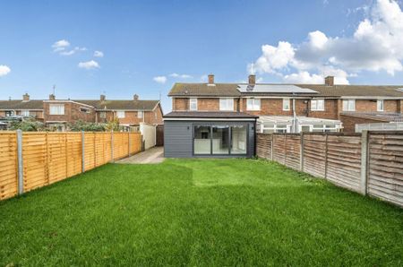 3 bedroom semi-detached house to rent - Photo 3