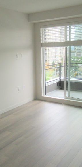 $2,350 / 1br – 710ft2 – This urban style oversized 1 Bed & Den Centrally located (QL45) - Photo 1