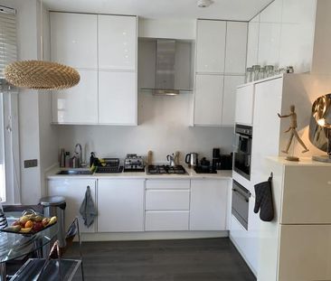 Room in beautiful apartment - Photo 1