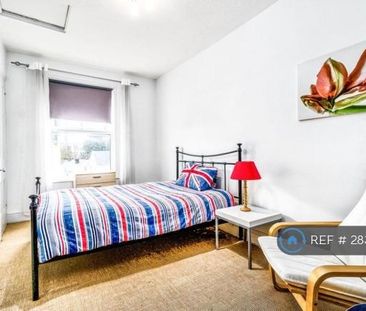 1 bedroom in a house share to rent - Photo 2