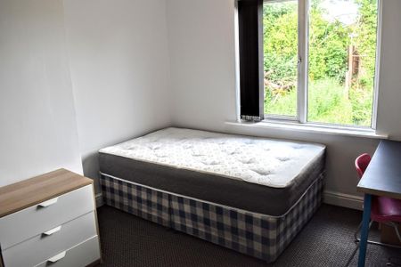 4 bedroom semi-detached house to rent - Photo 2