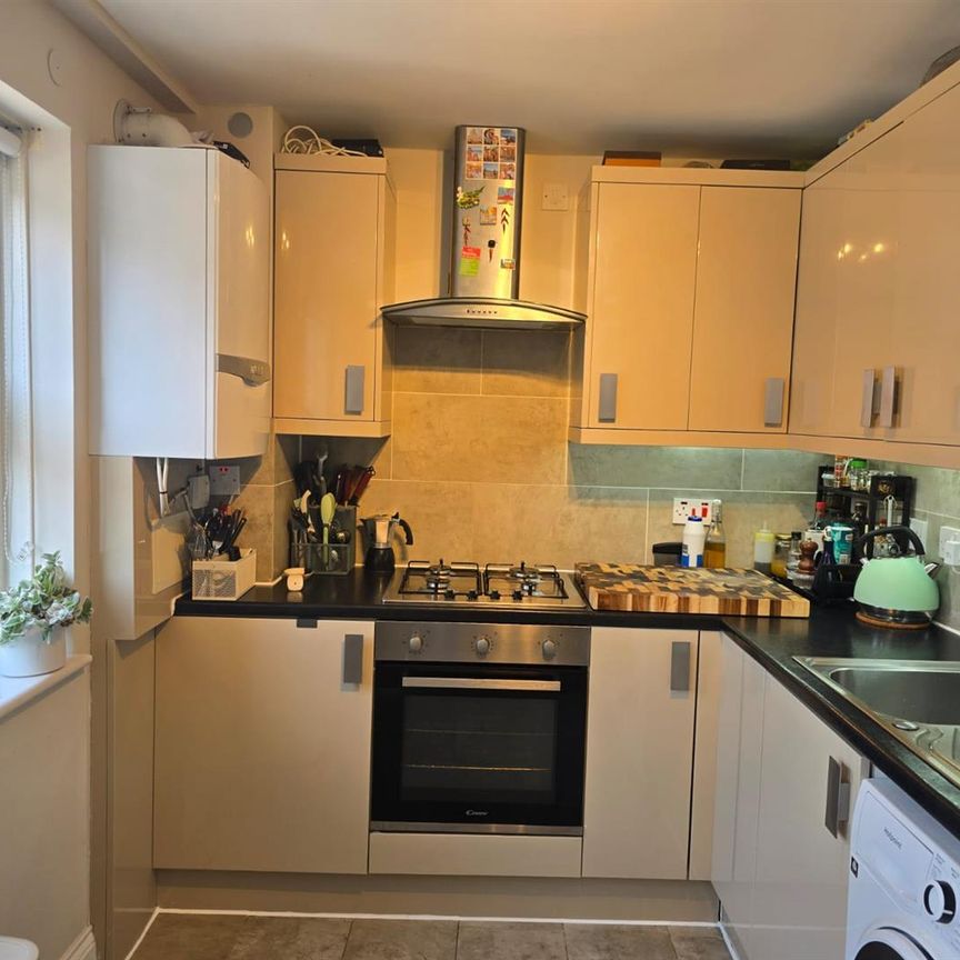 Askew Road, London W12 - Photo 1
