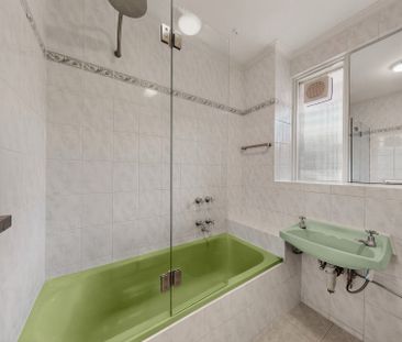 Modern One-Bedroom Apartment in Prime St Kilda Road Location - Photo 4