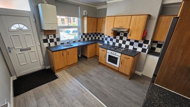 4 bedroom terraced house to rent - Photo 1