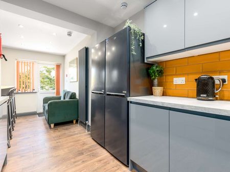 OX Living is proud to present this high-quality 5-bedroom co-living property, perfect for working professionals looking for stylish, stress-free living. Room 3 - Photo 2