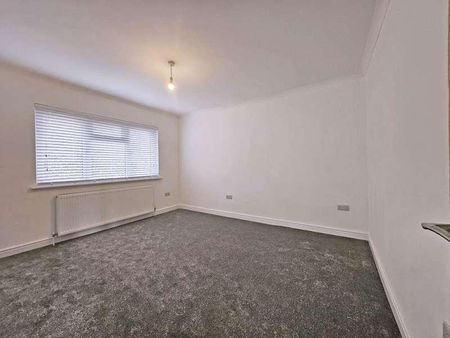 Cambrian Avenue, Ilford, IG2 - Photo 4