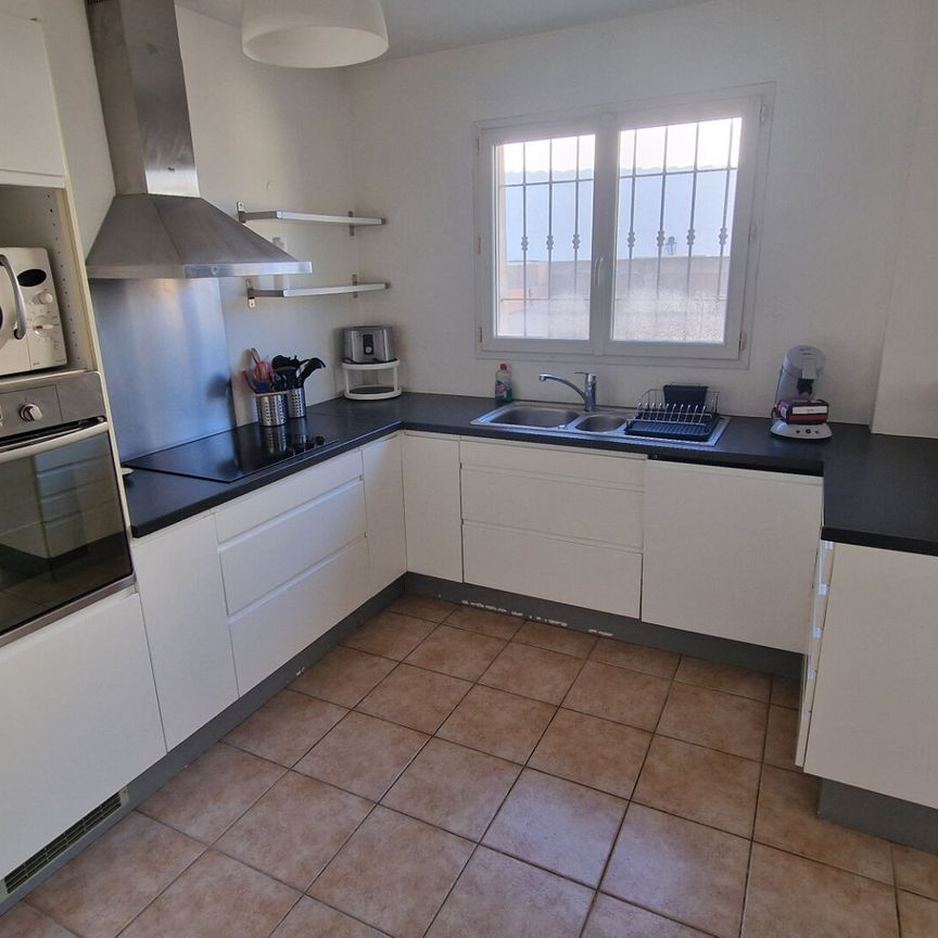 À LOUER VITROLLES GARE bail 1 an Villa meublée avec véranda, jardin et grand garage, - Photo 1