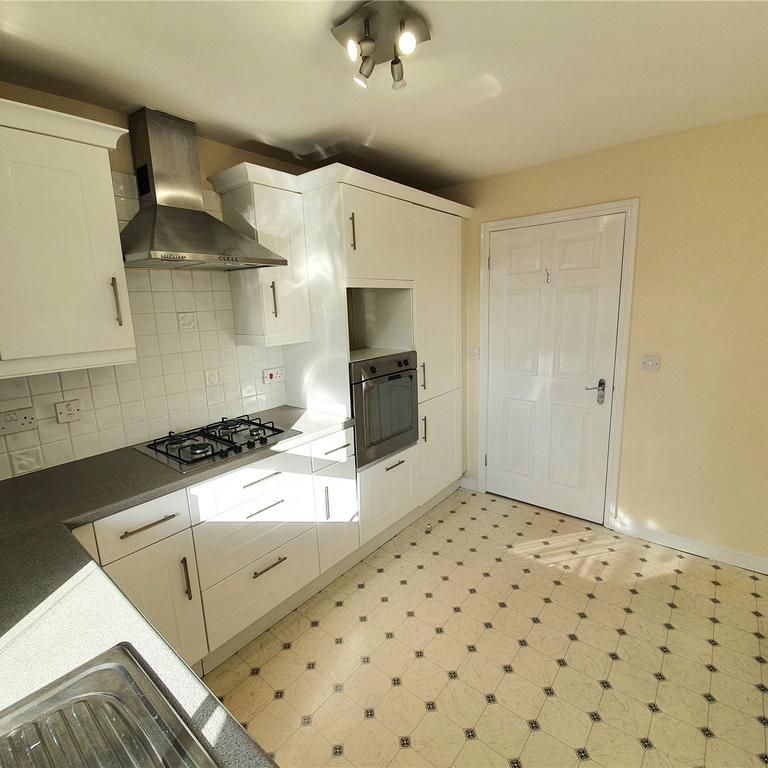 3 bedroom flat to rent - Photo 1