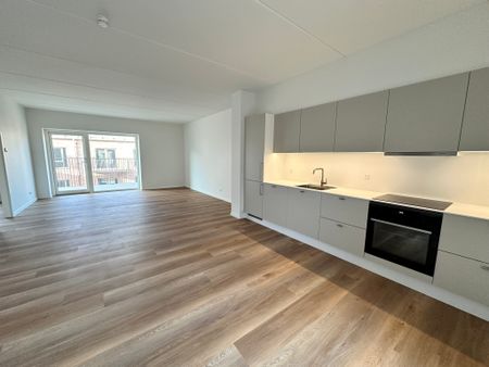 Rummelig lejlighed med altan i naturskønne Nørresundby - Photo 2