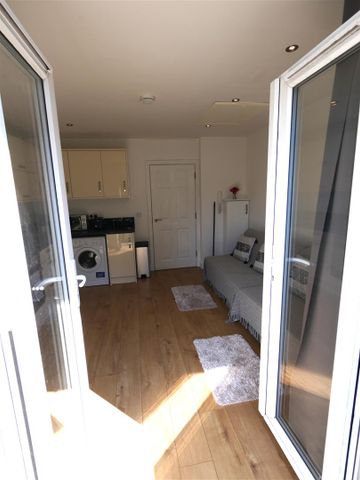 Flat 5, Woodside, Bournemouth BH1 - Photo 4