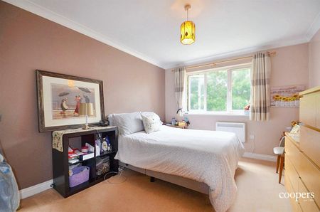Royal Court, Hume Way, Ruislip, HA4 - Photo 2