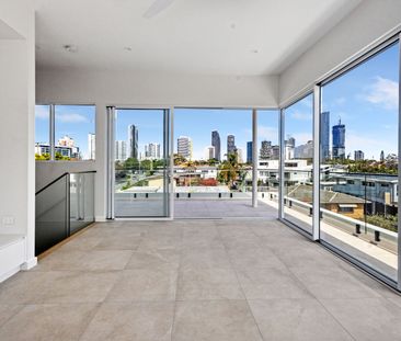 2/32 T E Peters Drive, Broadbeach Waters QLD 4218 - House For Rent ... - Photo 1