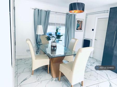 3 bedroom terraced house to rent - Photo 3