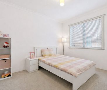 Spacious & Light-Filled Apartment in Prime Carlton Location - Photo 3