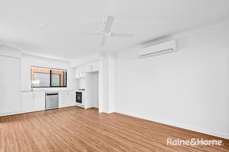 Stylish Townhouse - Photo 4