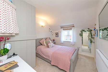 High quality modern farmhouse with wonderful garden and office/studio outbuilding, in picturesque Cheshire location. - Photo 2
