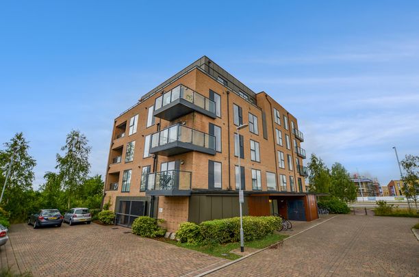 A first floor bright and modern one-bedroom apartment, with lift. Perfectly positioned for convenient living and ideal for professionals, particularly those working at Addenbrooke’s. - Photo 1