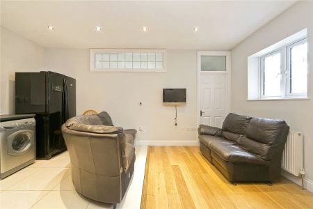 4 bedroom flat in London - Photo 2