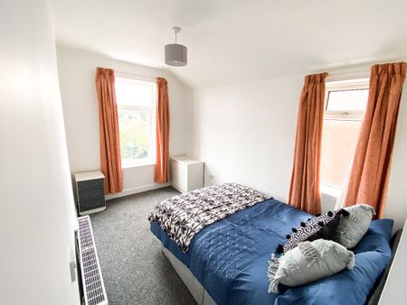 Room 4, 7 Coronation Road - Photo 2