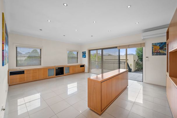 Stunning 3 Bedroom Family Home - Photo 1