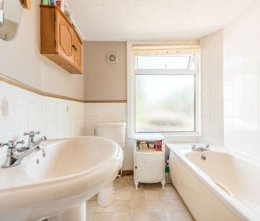 To Let 3 Bedroom Flat - Photo 6