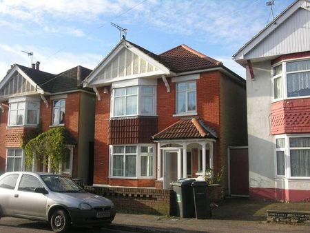 Bedroom Detached House In Bournemouth, BH9 - Photo 4