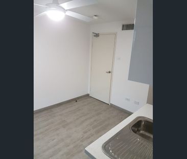 STUDIO ROOM WITH SHARED KITCHEN & LAUNDRY - Electricity and water i... - Photo 3