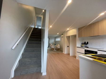 MANGERE BRIDGE, 3 BEDROOMS - Photo 3