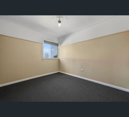 13 Glendower Street, Mount Lofty, Qld 4350 - Photo 5