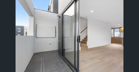 Stunning & Spacious Corner Townhouse With CBD views! - Photo 3