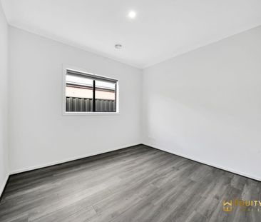 Charming Family Home in Prime Werribee Location! - Photo 1