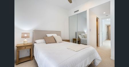 Luxurious Four Level Fully Furnished Townhouse - Photo 5