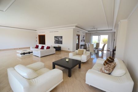 Apartment in Puerto Banús, Costa del Sol - Photo 3