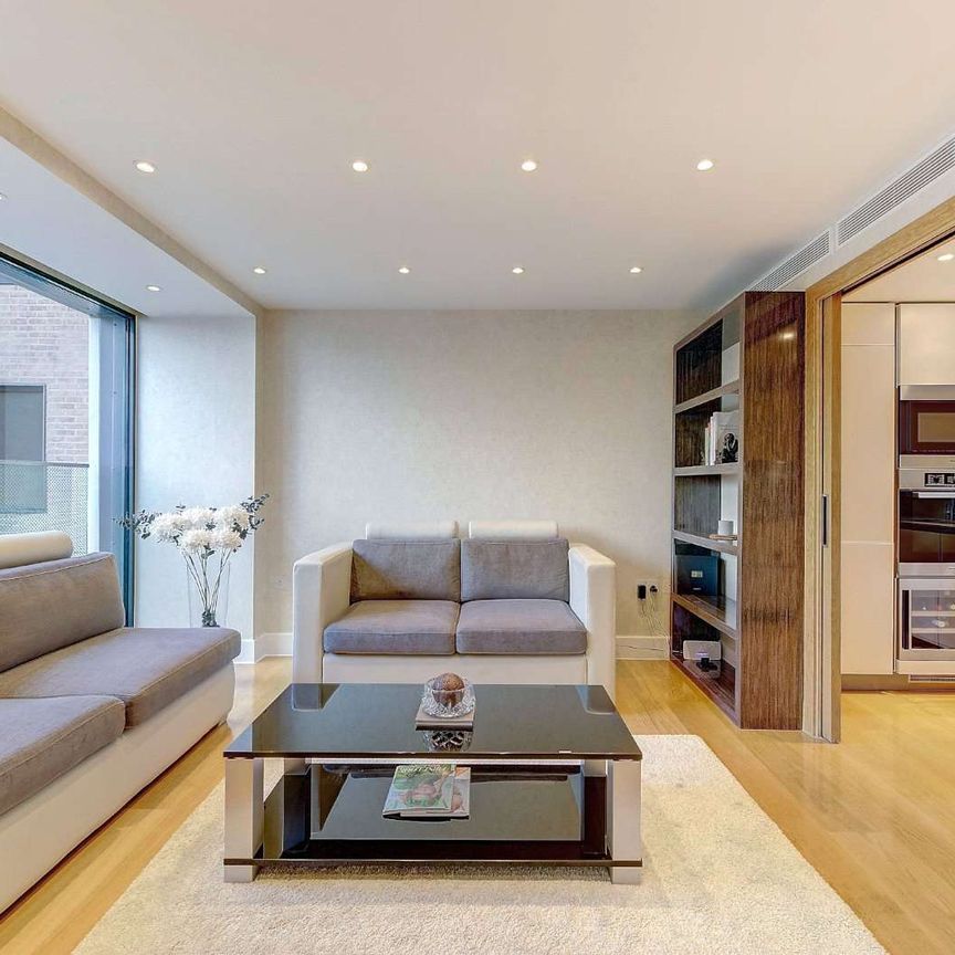 A contemporary one bedroom apartment located in the highly sought after Hyde Park Square. - Photo 1