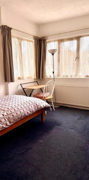 1 bedroom in a house share to rent - Photo 1