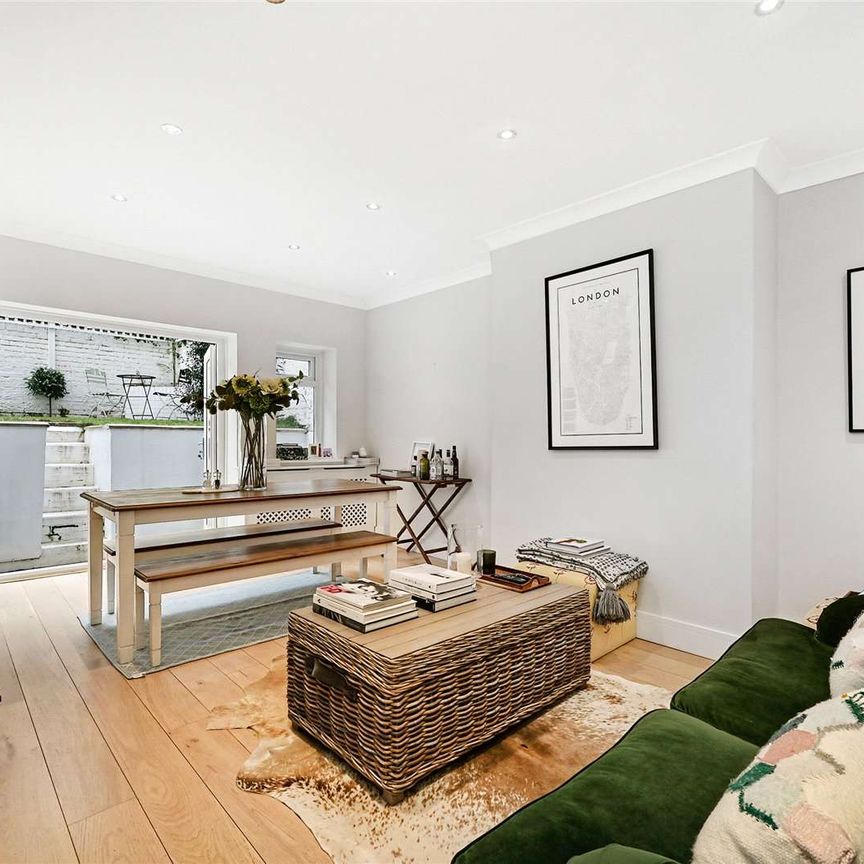 Beautiful one bedroom property with a private South facing garden. - Photo 1