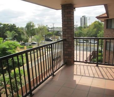 Charming Top-Floor Unit In Central Southport - Photo 3