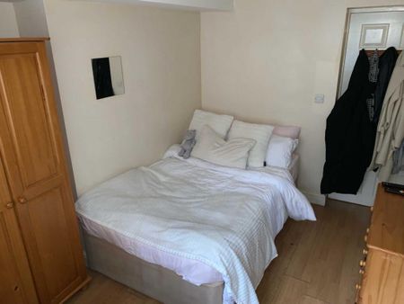 5 bedroom flat to rent - Photo 4
