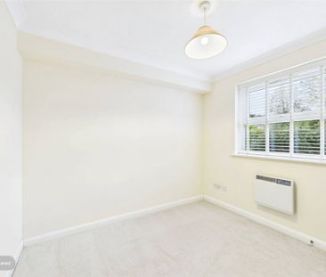 2 bedroom Flat in Church Road West, Farnborough - Photo 2