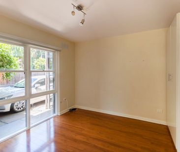 Large North Facing Courtyard. - Photo 1
