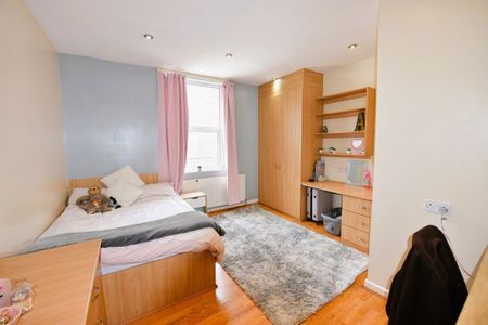 3 bedroom Flat in Flat 1, Leeds - Photo 5