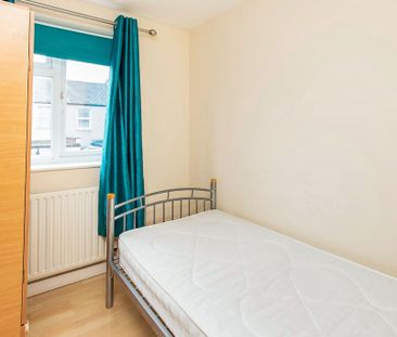 3 bedroom end of terrace house to rent - Photo 3