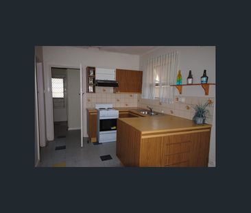 Large 3 Bedroom Home on a quiet street - Photo 5