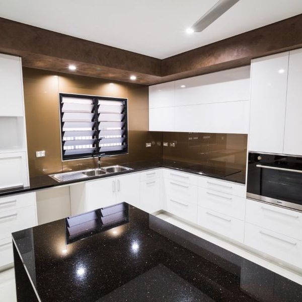 WOW! - 3 BATHROOM - 2 KITCHENS - EXECUTIVE HOME WITH SOLAR ! - Photo 1