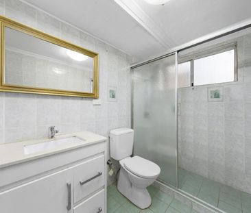 SPACIOUS ONE BEDROOM UNIT IN CONVENIENT LOCATION - Photo 3