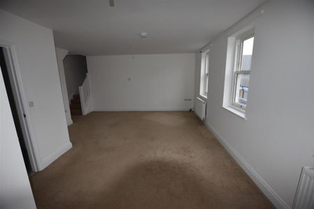 3 bedroom maisonette to rent - Photo 3