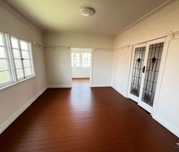 Spacious family living in an unbeatable location - Photo 3